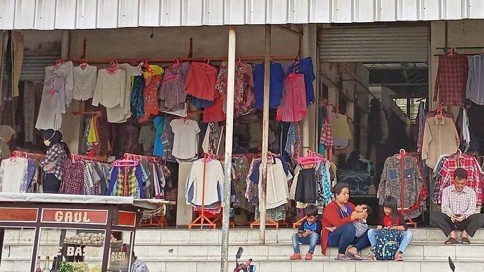 Pasar Cimol Gedebage adalah pasar yang menjual barang-barang bekas dengan harga murah.