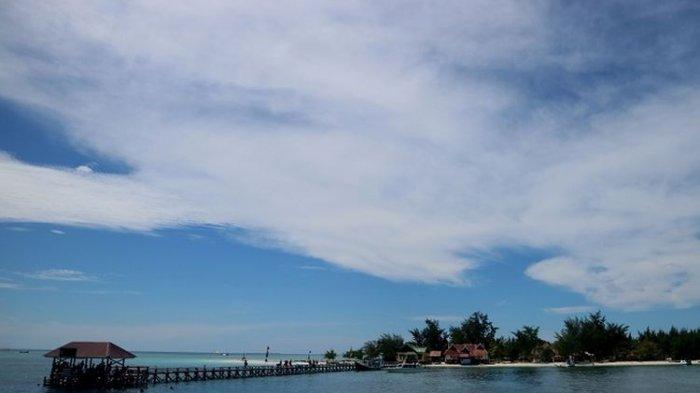 Panorama Pulau Tinabo dilihat dari atas kapal di kawasan Taman Nasional Taka Bonerate, Kabupaten Kepulauan Selayar, Sulawesi Selatan, Rabu (1/5/2019). Taman Nasional Taka Bonerate merupakan salah satu taman nasional laut di Indonesia yang memiliki panorama bentang laut dan bawah laut yang indah.