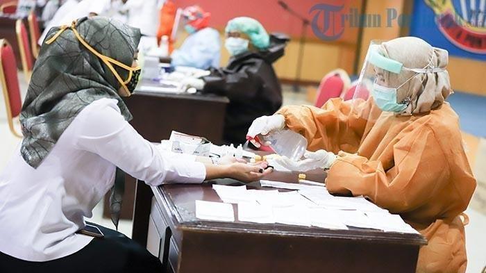 Rapid test Covid-19 di aula SSA kantor Wali Kota Pontianak,belum lama ini.