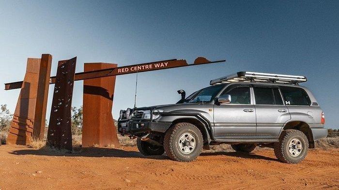 Rute Red Centre Way menjadi satu road trip yang menawarkan keajaiban alam Uluru, Field of Light yang menakjubkan.