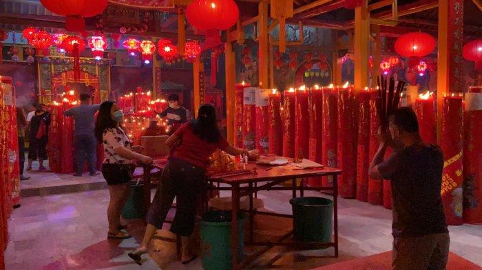 Masyarakat Tionghoa lakukan sembahyang di Vihara Bodhisatva Karaniya Metta, Kamis (11/2/2021).