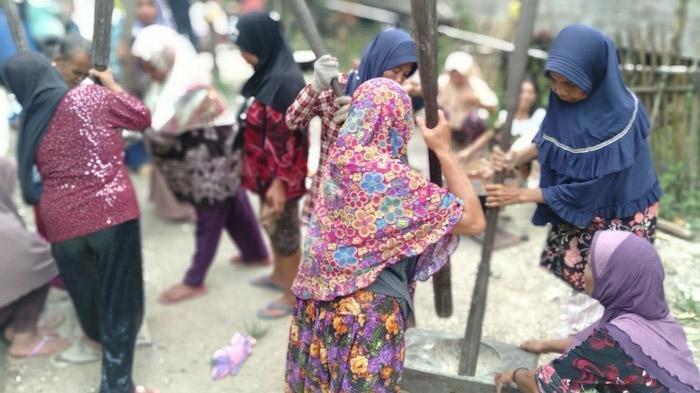 Kelompok KPM PKH Mulia Desa Mulia Kecamatan Teluk Keramat sedang menumbuk amping.