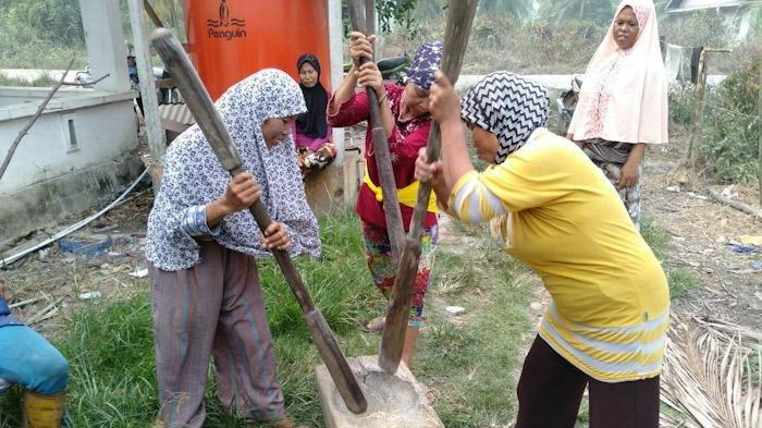 Kelompok KPM PKH Mawar Desa Jelu Air, Kecamatan Jawai Selatan saat menumbuk emping.