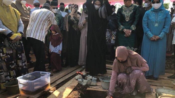 Mirani Mauliza memulai mimpinya untuk membangunan kawasan peradaban wanita yang dimulai dari pembangunan sebuah Masjid yang diberi nama Masjid Al Hijrah. Peletakan batu pertama Masjid Al Hijrah dilakukan oleh Wakil Gubernur Kalimantan Barat, H Ria Norsan sekaligus sebagai Ketua DMI Kalbar bersama sang istri.