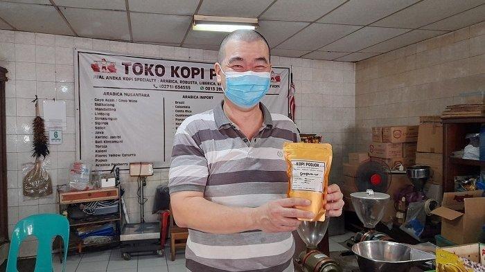 Pewaris generasi ketiga Toko Kopi Podjok Solo, Wendy Mintarja
