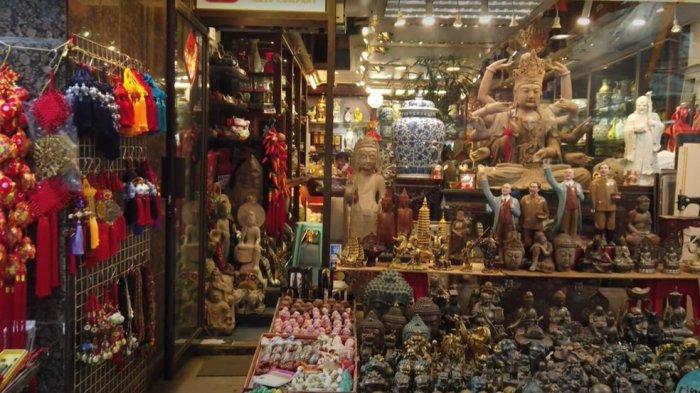 Beberapa jenis barang yang dijual di upper lascar row Hongkong