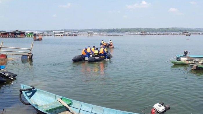 Tim relawan melakukan pencarian korban perahu terbalik yang belum ditemukan di Waduk Kedung Ombo Dukuh Bulu, Desa Wonoharjo, Kecamatan Kemusu, Kabupaten Boyolali, Jawa Tengah, Minggu (16/5/2021)