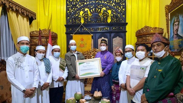 Foto bersama Jajaran Pengurus Pengurus Daerah Ikatan Da'i Indonesia (Ikadi) Palembang menggelar audiensi dengan SMB IV Jayo Wikramo R.M.Fauwaz Diradja,S.H.M.Kn di Istana Adat Kesultanan Palembang Darussalam (KPD), Jalan Sultan M.Mansyur, Palembang, Sabtu (16/1/2021).