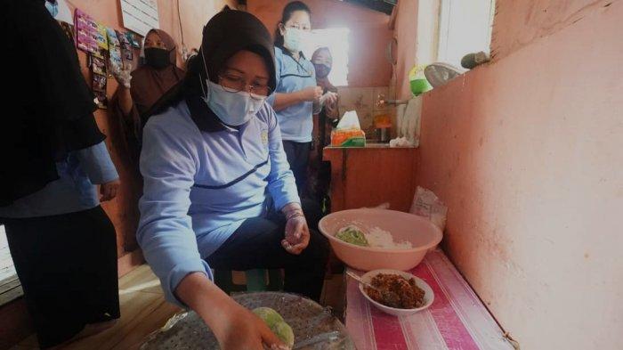 Wakil Ketua 1 TP PKK Sumsel Fauziah Mawardi Yahya saat mencoba langsung membuat kue pare di Dapur Cinta.