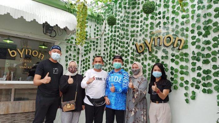 Foto bersama di bynon caffee dan One Stop Bargain.bike di Jalan Anggar blok E no.11, Minggu (27/9/2020).