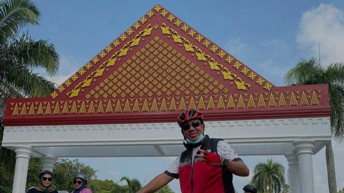 Masyarakat berfoto di pintu Gerbang Griya Agung yang sudah menggunakan motif tanjak.