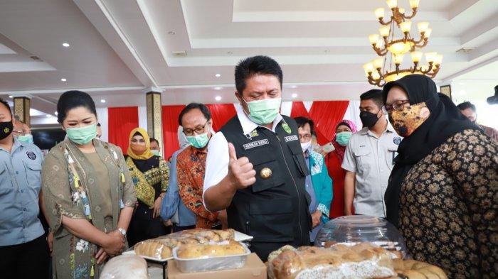 Gubernur Sumsel Herman Deru saat meninjau stand UMKM yang ada di Griya Agung, Kamis (21/1/2021).