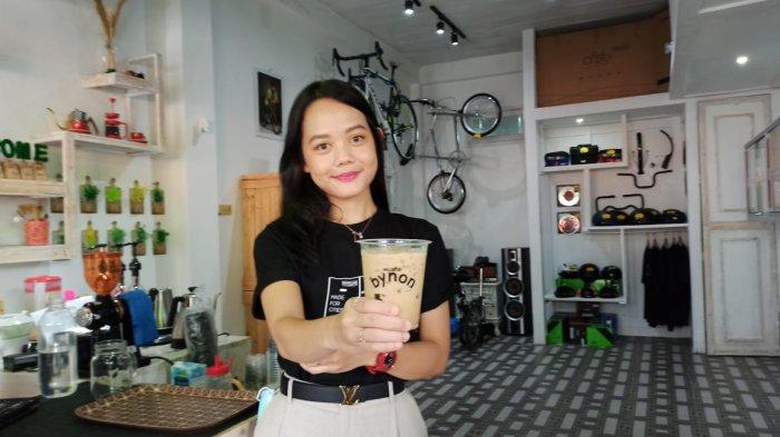 Owner bynon Inon menunjukan kopi yang ada di bynon caffee di Jalan Anggar blok E no.11, Minggu (27/9/2020).