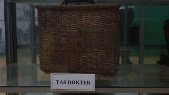 Tas Dokter, barang koleksi yang ada di Museum dr. A. K. Gani.