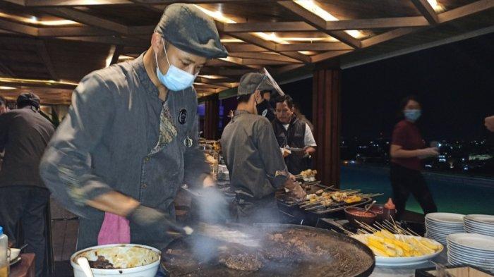 Live cooking di The Alts Hotel Palembang.