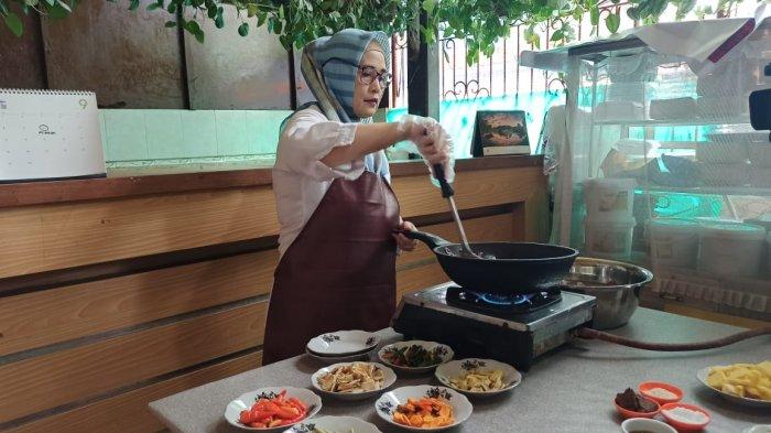 Pemilik Warung Teras Villa Ova Andriani memasak Pindang Salai di Warung Teras Villa, Rabu (16/9/2020).