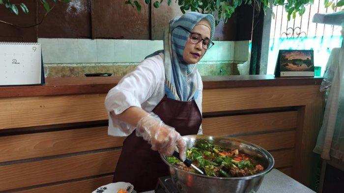 Pemilik Warung Teras Villa Ova Andriani memasak Pindang Salai di Warung Teras Villa, Rabu (16/9/2020).