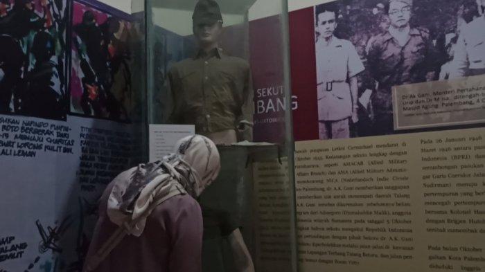 Pengunjung sedang melihat koleksi yang ada di Museum dr. A. K. Gani.
