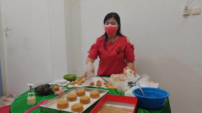 Elia Sunarli membuat Moon Cake di Dapur Mommy Lia yang ada di Jalan Semeru, Kota Palembang, Rabu (3/2/2021).