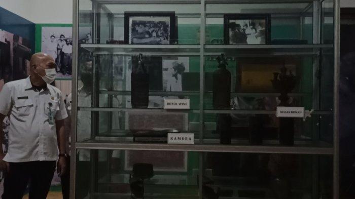 Pengunjung sedang melihat koleksi yang ada di Museum dr. A. K. Gani.