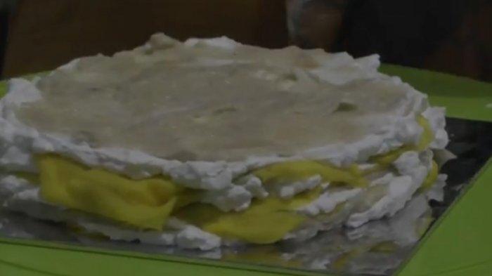 Proses pembuatan Kue Ulang Tahun Lapis Durian.