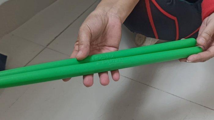 Ripstix yang digunakan untuk olahraga pound fit.