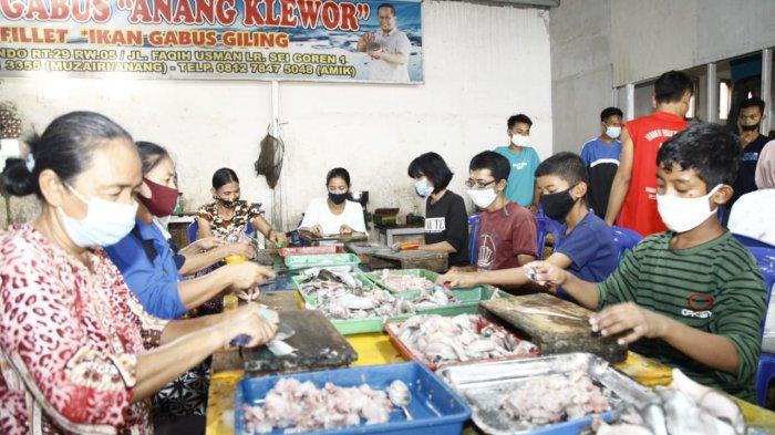 Suasana penggilingan ikan yang berada di Jalan KH Wahid Hasyim Lorong Oxindo Kelurahan 1 Ulu Kecamatan Seberang Ulu 1 Palembang, Jumat (12/2/2021)
