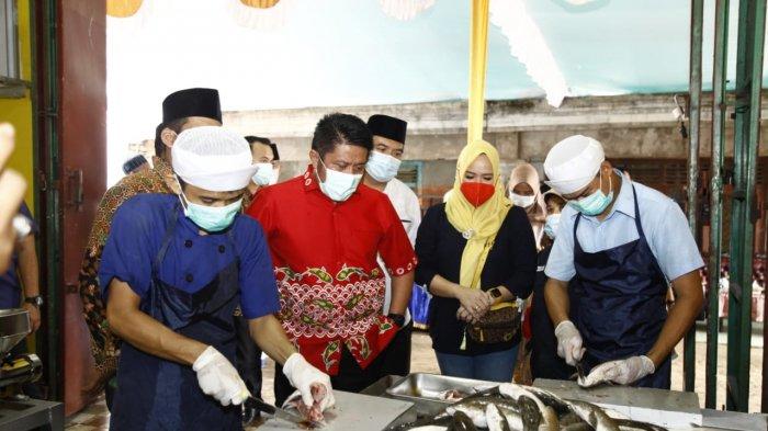 Gubernur Sumatera Selatan (Sumsel) Herman Deru saat mengunjungi UMKM penggilingan ikan yang berada di Jalan KH Wahid Hasyim Lorong Oxindo Kelurahan 1 Ulu Kecamatan Seberang Ulu 1 Palembang, Jumat (12/2/2021)