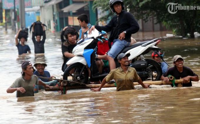 Hujan deras dalam beberapa hari ini membuat Kali Ciliwung meluap dan menjadikan Jalan Abdullah Syafei, Tebet, Jakarta Selatan, Senin (13/1/2014) digenangi air hingga kedalaman sekitar satu meter lebih.