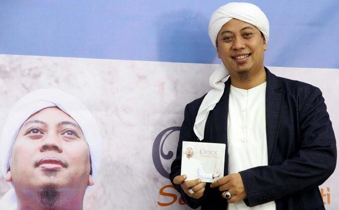 Opick saat meluncurkan album Sahabat Sejati.