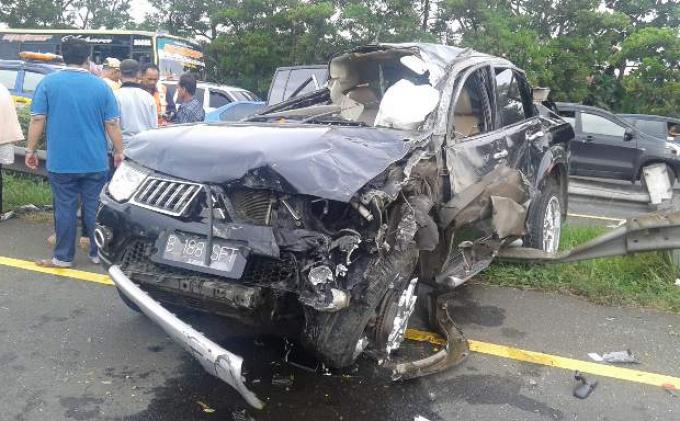 Mobil Mitsubishi Pajero mengalami kecelakaan akibat pecah ban di Tol Jagorawi, Sabtu (7/3).