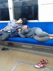 Sejoli Tidur Mesra Jadi Tontonan Penumpang KRL