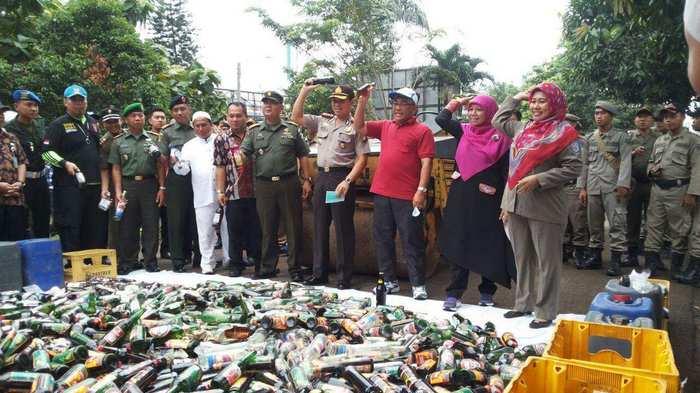Pemusnahan 16 ribu botol miras di Depok, Jumat (3/6/2016).