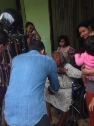 Sandiaga Jabat Tangan Ibu Renta di Kursi Roda Saat Kampanye di Jalan Kartini