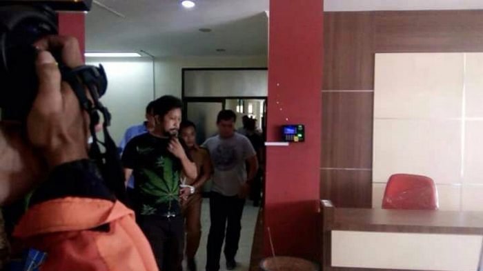 Direktorat Reserse Kriminal Khusus (Ditreskrimsus) Polda Metro Jaya (PMJ) menangkap seorang Pegawai Negeri Sipil (PNS) Badan Penanaman Modal dan PelayananPerijinan Terpadu (BPMPPT) Kabupaten Bekasi, Abdul Hamid (42).