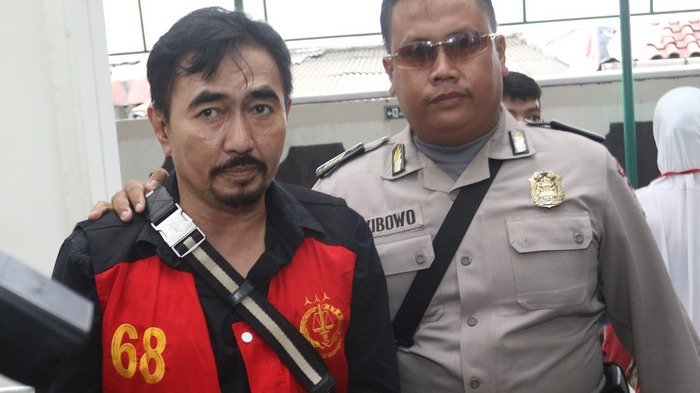 Selebritas dan guru spiritual Gatot Brajamusti saat tiba di Pengadilan Negeri Jakarta Selatan, Selasa (24/4/2018). Gatot Brajamusti divonis sembilan tahun kurungan penjara, karena terbukti bersalah melakukan tindak pidana asusila terhadap Citra tri Putri alias CP.