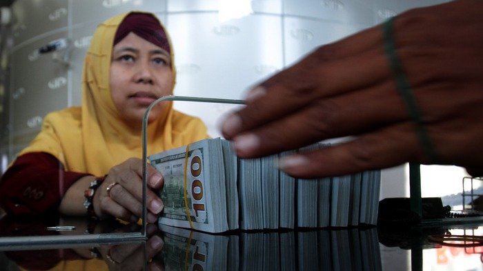 Suasana penukaran uang di Money Changer VIP di Jalan Menteng Raya, Menteng, Jakarta Pusat, Senin (8/10/2018).
