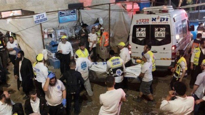 Ambulans bersiap mengangkut para korban. Sebanyak 44 orang tewas dan ratusan lainnya luka-luka, sebagian dalam keadaan kritis, setelah terjadi penyerbuan kegiataan keagamaan yang dihadiri ribuan orang di Israel Utara. Peringatan Lag BaOmer yang dihadiri umat Yahudi Ultra Ortodoks ini ditutup tahun lalu karena pandemi Virus Corona dan tahun ini kembali dibuka.