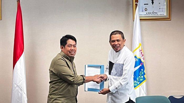 Direktur Utama Perumda Pasar Jaya yang baru, Tri Prasetyo (kiri). Sebelumnya Tri merupakan salah satu petinggi di retail Alfamart.