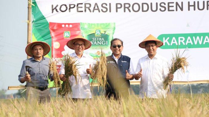 Komisi B DPRD DKI Jakarta dan BUMD DKI, PT Food Station Tjipinang Jaya memanen padi di lahan seluas 500 hektar di Kabupaten Karawang, Kamis (12/5/2022).