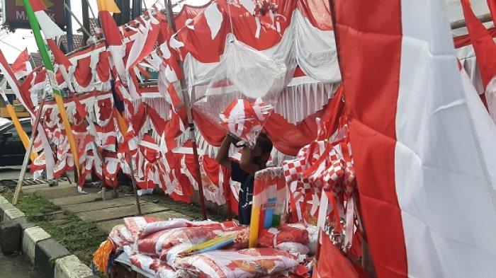 Pedagang bendera musiman menjamur di Jalan Siliwangi, Pamulang, Tangerang Selatan.