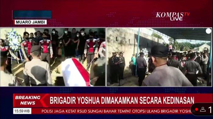 Proses pemakaman kembali jenazah Brigadir J usai diautopsi ulang, Rabu (27/7/2022). Pemakaman kembali dilakukan secara kedinasan atau dengan upacara kepolisian.