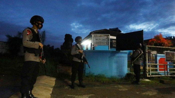 Anggota Kepolisian berjaga saat mantan terpidana kasus terorisme Abu Bakar Ba'asyir saat meninggalkan Lapas Khusus Kelas IIA Gunung Sindur, Kabupaten Bogor, Jawa Barat, Jumat (8/1/2021).