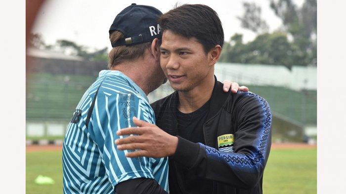 Pelatih Persib Robert Rene Alberts menyambut kepulangan Achmad Jufriyanto ke skuad Persib setelah habis masa peminjamannya di Bhayangkara Solo FC