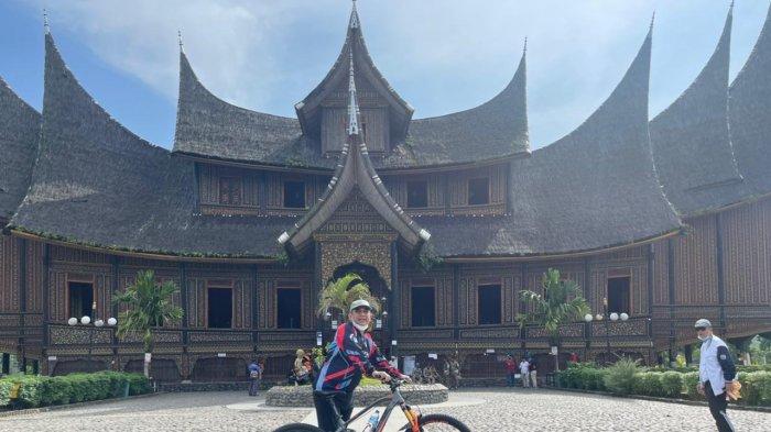 Sejken DPP Partai Gerindra yang juga sebagai Wakil Ketua MPR RI, Ahmad Muzani bersepeda di Sumatera Barat, Rabu (7/4/2021).