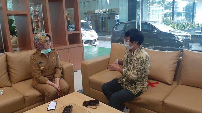 Wali Kota Airin Rachmi Diany mengumbar canda saat beraudiensi dengan Redaksi Warta Kota di Kantor Pusat Pemerintahan Kota Tangsel, Senin (23/11/2020). Airin saat menemui Pemimpin Redaksi Warta Kota Domu D Ambarita.