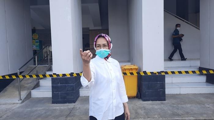 Wali Kota Tangsel, Airin Rachmi Diany saat meninjau persiapan Masjid Al I'Tishom untuk beroperasi di tengah penerapan PSBB Kota Tangsel Jilid 4.