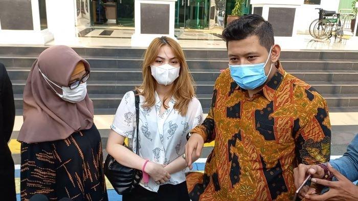 Pemain film dan sinetron Aisyah Aqilah (tengah) setelah mendengar vonis 5 bulan untuk Jeff Smith, kekasihnya, di Pengadilan Negeri Jakarta Barat, Rabu (8/9/2021).