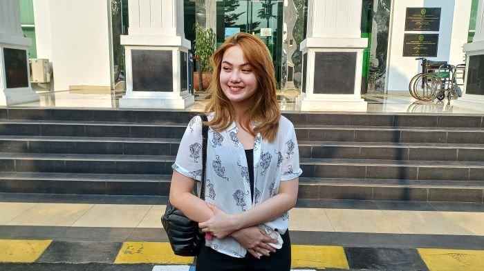 Pemain sinetron dan film Aisyah Aqilah terlihat hadir di Pengadilan Negeri Jakarta Barat, Rabu (8/9/2021), saat Jeff Smith mendengarkan vonis hakim. Jeff Smith dinyatakan bersalah dan divonis 5 bulan penjara.