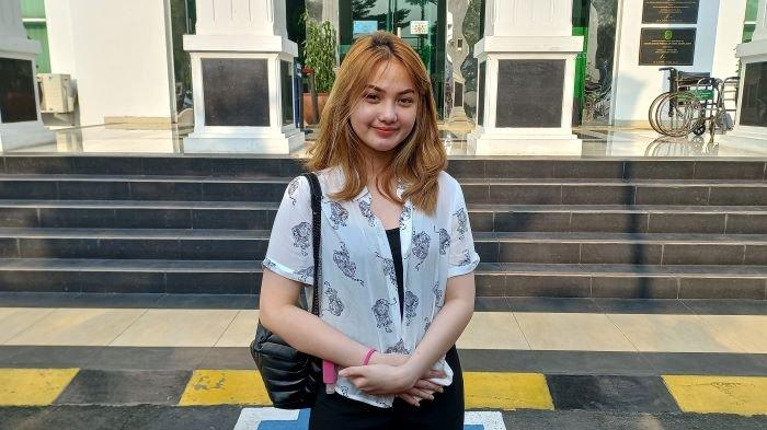 Pemain sinetron dan film Aisyah Aqilah terlihat hadir di Pengadilan Negeri Jakarta Barat, Rabu (8/9/2021), saat Jeff Smith mendengarkan vonis hakim. Jeff Smith dinyatakan bersalah dan divonis 5 bulan penjara.
